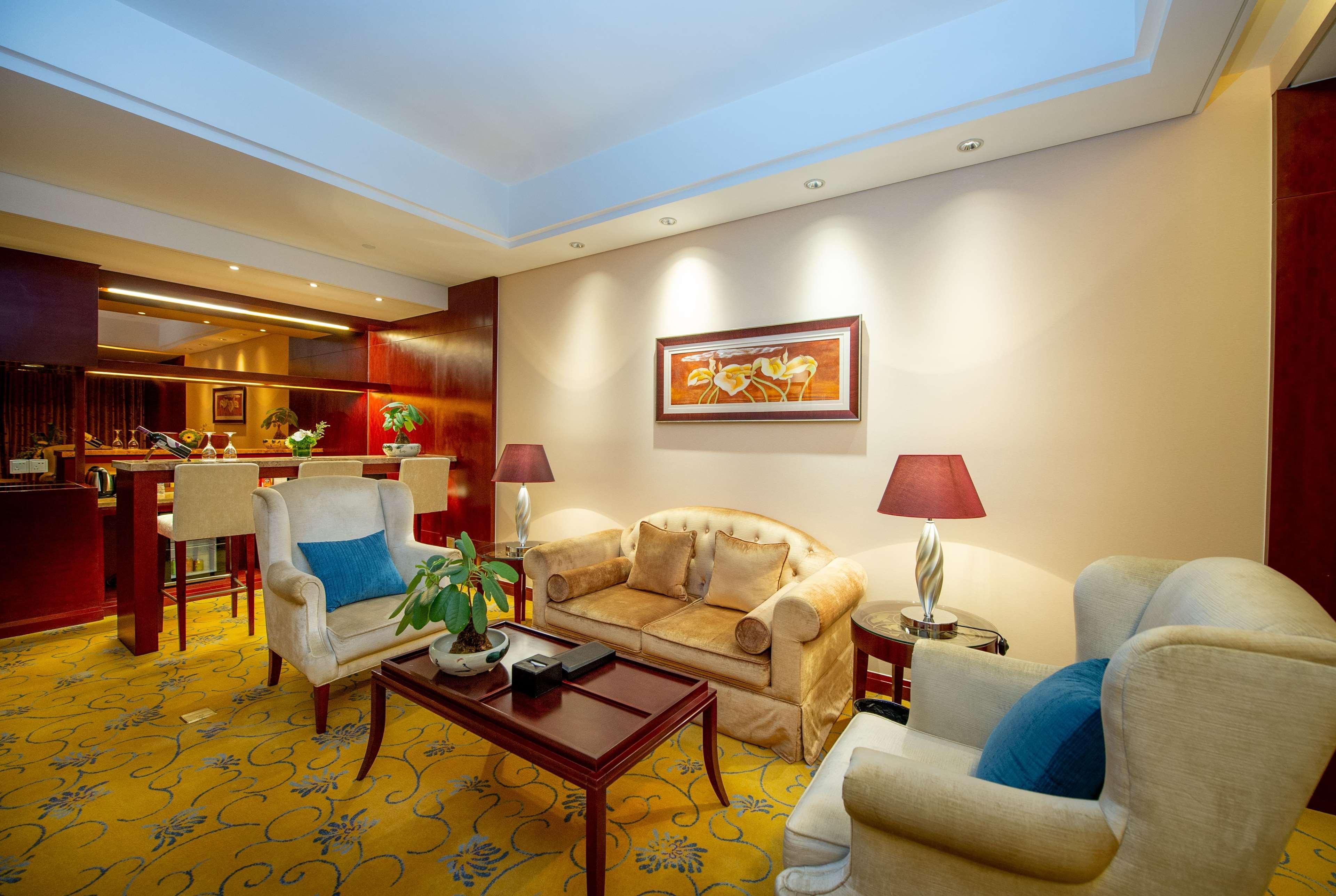 Howard Johnson Tropical Garden Plaza Куньмин Экстерьер фото