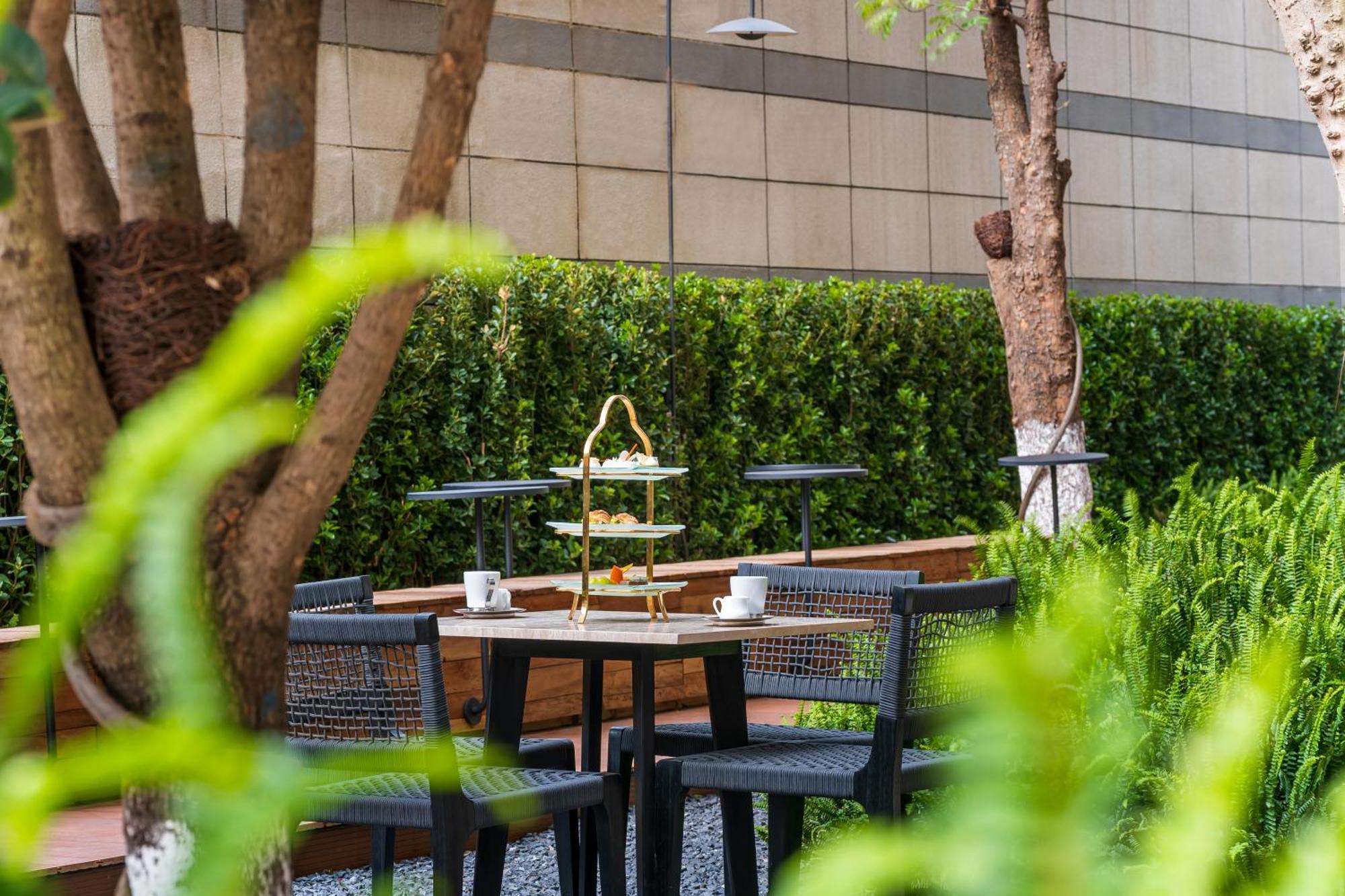 Howard Johnson Tropical Garden Plaza Куньмин Экстерьер фото